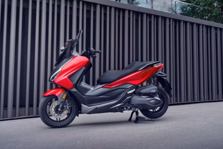 Thuộc phân khúc xe ga cao cấp, Honda NSS250 2024 bản nâng cấp tại Malaysia có nhiều trang bị đáng chú ý. Phía trước xe có kính chắn gió chỉnh điện, có thể di chuyển cao thấp trong khoảng 180 mm.