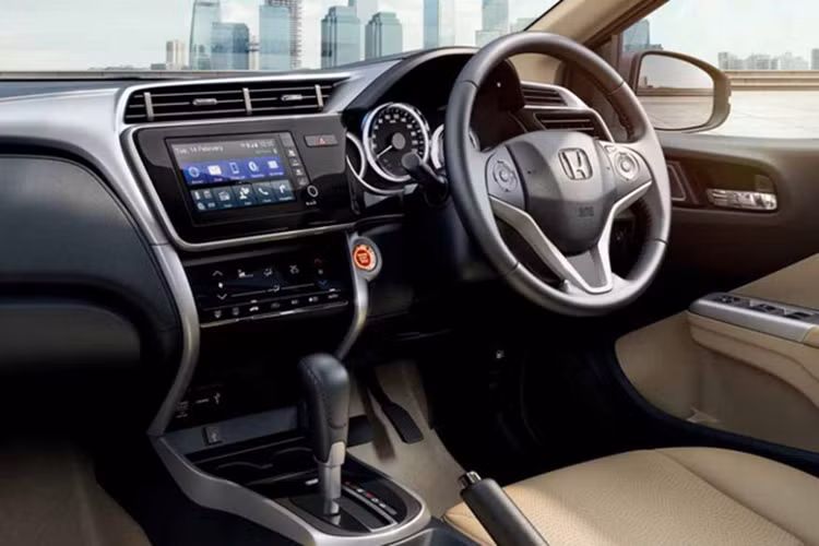 Bên trong Honda City 2017 ở Ấn Độ có hệ thống đèn viền dạng LED, nút bấm khởi động. Cả 3 bản V, VX và ZX đều được trang bị hệ thống thông tin giải trí với màn hình cảm ứng 7 inch mới mang tên Digipad. Hệ thống này bao gồm cả tính năng định vị, ra lệnh bằng giọng nói, kết nối Bluetooth, MirrorLink, bộ nhớ 1,5 GB, cổng HDMI...