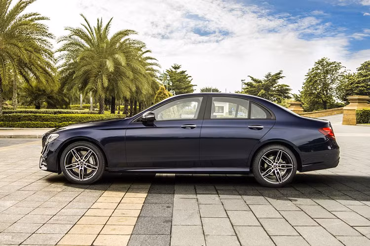 Đậm chất thể thao với gói ngoại thất Night Package: E 300 AMG sẽ kế nhiệm E 350 AMG để trở thành phiên bản cao cấp nhất của E-Class tại Việt Nam. So với E 300 AMG trước đây, khách hàng dễ dàng phân biệt thông qua các chi tiết đen bóng từ gói Night Package như viền cửa, kính chiếu hậu, cản trước, hốc hút gió.