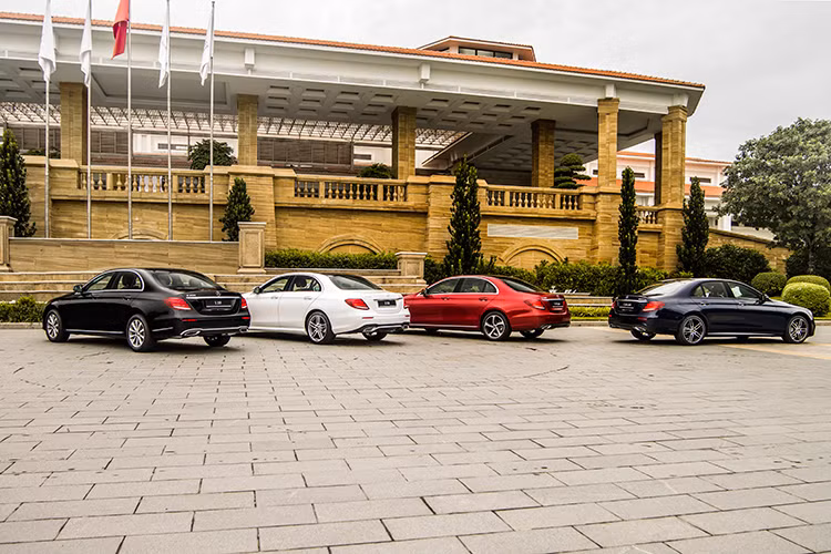 E 300 AMG mang trên mình thế hệ động cơ M264 hoàn toàn mới: cỗ máy I4 2.0 lít tăng áp sản sinh 258 mã lực và sức kéo 370 Nm, giúp xe tăng tốc 0 -100 km/h trong vòng 6,2 giây. Mô-men xoắn cực đại được duy trì trên dãi vòng tua rất rộng 1.800 – 4.000 vòng/phút. Hộp số 9G-TRONIC hỗ trợ người lái sang số/trả số bằng lẫy chuyển số cực kỳ nhanh chóng, phấn khích mà vẫn rất mượt mà.