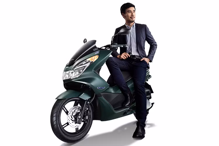 Sau SH 125i/150i, PCX 125cc phiên bản cao cấp là dòng xe tiếp theo được trang bị Hệ thống khóa thông minh Honda SMART Key. Hệ thống này được đánh giá là công nghệ đột phá với khả năng chống trộm ưu việt thay cho hệ thống khóa thông thường hiện nay.