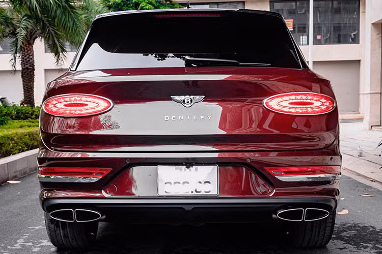 Chiếc SUV siêu sang Bentley Bentayga V8 First Edition đời 2021 này sử dụng động cơ dung tích 4 lít tăng áp kép, cho công suất cực đại 542 mã lực và 770 Nm. Nhờ đó, mẫu SUV hạng sang này chỉ cần 4,4 giây để tăng tốc từ 0-100 km/h.