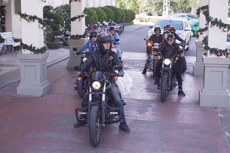 Trong ngày trọng đại của mình - anh Phúc đã cùng những người bạn đam mê môtô Harley-Davidson chuẩn bị bằng một đám hỏi vô cùng bất ngờ và ấn tượng với cô dâu Tini Nguyễn bằng cách bí mật cùng gia đình và những người bạn thân thiết cưỡi môtô từ Sài Gòn xuống Đà Lạt... hỏi vợ. 