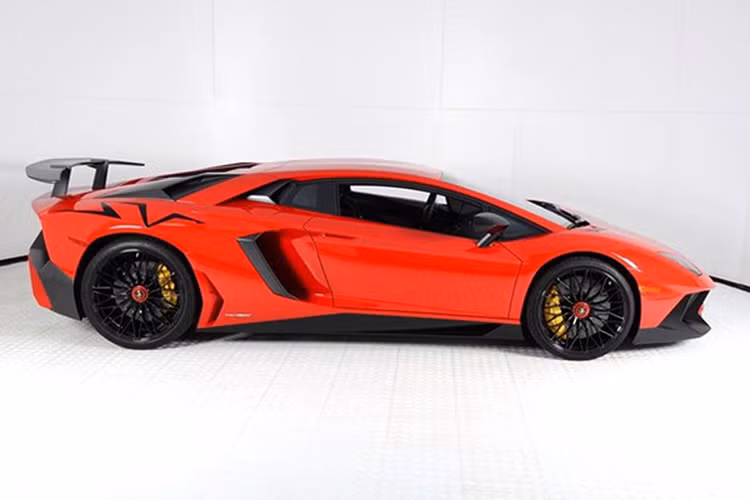 Một đại lý siêu xe ở thành phố Houston, tiểu bang Texas, Mỹ, vừa rao bán 1 trong số 600 chiếc Lamborghini Aventador SV hàng hiếm được sản xuất trên toàn thế giới. Điểm nổi bật là siêu xe này thuộc đời 2017 và có số đồng hồ công tơ mét khá ít ỏi gần 1.000 km.