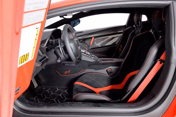 Lamborghini Aventador SV được trang bị hệ thống treo mới Magneto Rheological Suspension (MRS). Hệ thống này tinh chỉnh giảm xóc trên mỗi bánh xe khi vào cua, giúp tăng tốc tốt và chống lật xe. Lamborghini cải thiện 150% hiệu quả khí động học cho Aventador SV và tăng thêm 170% lực ép mặt đường so với bản tiêu chuẩn.