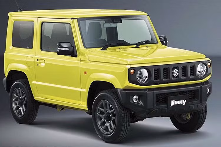 Tại thị trường Nhật Bản, Jimny 2019 còn có màu trắng Pure White Pearl Shade hoặc và Kinetic Yellow đi kèm nóc cũng như nắp capô màu đen. Thiết kế gầm xe cao, cụm đèn pha tròn cùng lưới tản nhiệt được phủ sơn màu đen cách nhiệt cùng logo chữ “S” đính ở chính giữa. Phần đuôi phía sau được trang bị một bánh xe dự phòng gắn trên nắp ca-pô sau.