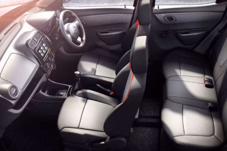 Về an toàn, Renault Kwid 2018 chỉ được bổ sung túi khí bên sườn người lái và dây đai an toàn tự căng cho hàng ghế sau. Riêng Renault Kwid 2018 bản số tự động sẽ có thêm tính năng Traffic Assist, cho phép xe nhích về phía trước khi ùn tắc giao thông và ngăn trôi về phía sau lúc lên dốc.