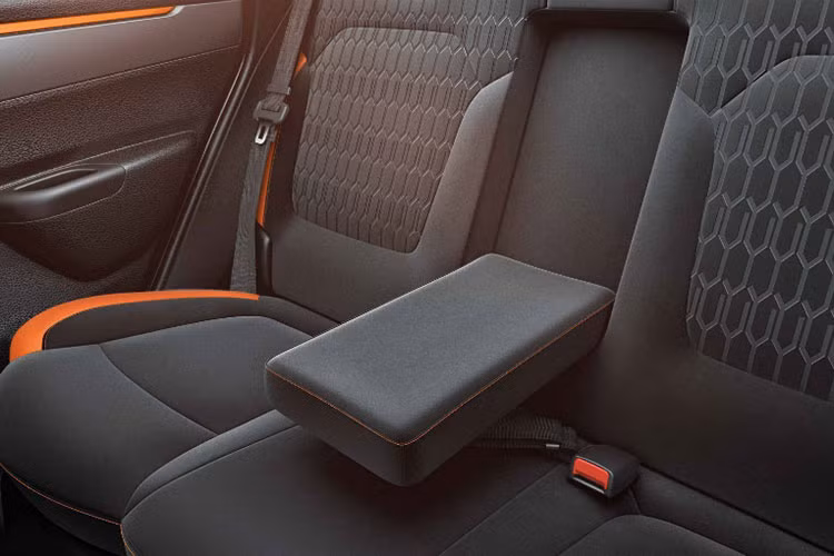 Trong khi đó, bản cao cấp của Kwid 2018 sử dụng động cơ xăng 3 xi-lanh, dung tích 1.0 lít với công suất tối đa 68 mã lực và mô-men xoắn cực đại 98 Nm. Động cơ này có thể kết hợp với hộp số sàn hoặc tự động 5 cấp.