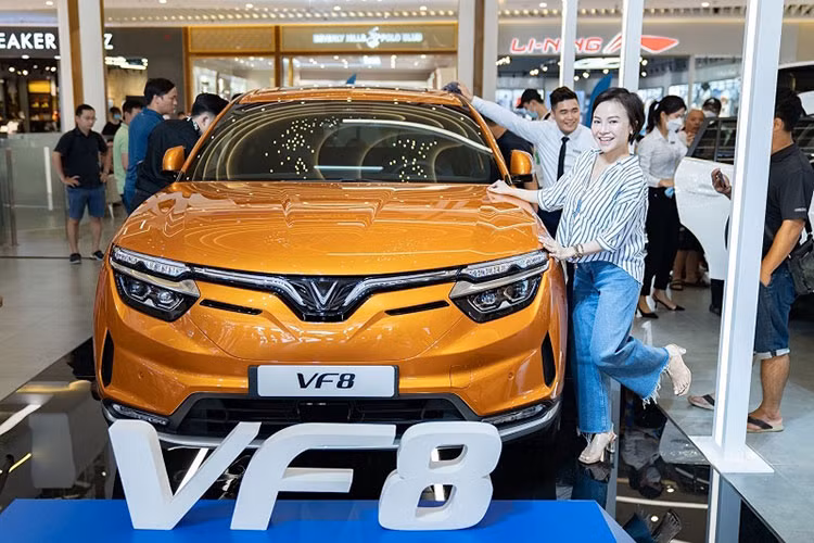 Khach hang “dua chot coc” VinFast VF8 voi goi uu dai 480 trieu dong