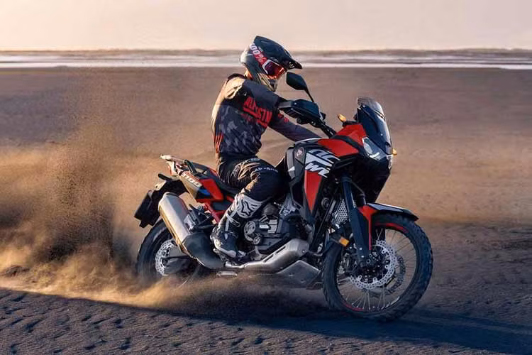 Đối với phiên bản Adventure Sport, Honda Africa Twin 2024 sở hữu những trang bị hướng đến những chuyến đi dài, như cặp bánh mâm kích trước/sau được thay đổi thành 19/17 inch, nhỏ hơn so với đời trước là 21/18 inch. Thay đổi này sẽ giúp Africa Twin Adventure Sport đánh lái, chuyển hướng dễ dàng hơn.