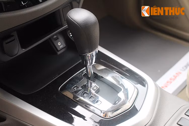  Chú trọng đến tính năng an toàn, P300 Navara EL được Nissan trang bị cấu trúc “Zone Body” và hệ thống túi khí kép phía trước SRS bảo vệ lái xe và và người ngồi kế bên trong tình huống xảy ra va chạm cũng được trang bị trên mẫu xe mới này.