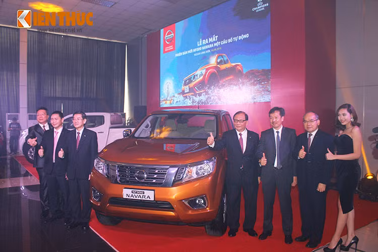 Nissan Việt Nam vừa ra mắt tại Hà Nội phiên bản mới nhất Nissan NP300 Navara EL, một cầu số tự động hoàn toàn mới - tiếp sau 3 phiên bản đã được giới thiệu từ trước là phiên bản VL 2 cầu số tự động, phiên bản SL 2 cầu số sàn và phiên bản E 1 cầu số sàn.