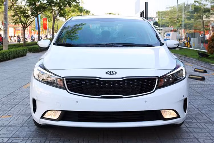 Về ngoại thất, Kia Cerato S 2018 mới sẽ vẫn sở hữu cụm đèn LED chạy ban ngày liền mạch với mặt ga-lăng mạ chrome, tạo nên sự sang trọng và hiện đại. Cản trước được mở rộng cùng hốc gió thể thao, đèn sương mù được hạ thấp hơn mang đến vẻ bệ vệ cứng cáp cho xe.