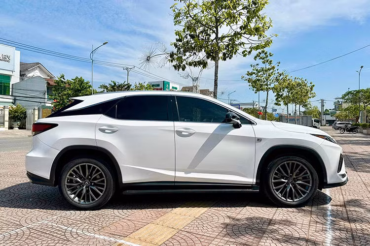 Được biết, ở thời điểm "đập hộp", mức giá xe Lexus RX 300 F Sport 2021 niêm yết chính hãng khoảng 3,3 tỷ đồng. Để trở thành chủ nhân hợp pháp của chiếc xe, người dùng ban đầu cần tiêu tốn từ 3,6 - 3,7 tỷ đồng (tùy vào địa phương đăng ký xe).