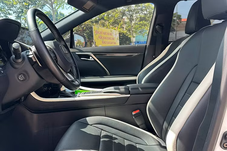 Các tiện nghi nổi bật của mẫu xe SUV Lexus RX 300 F Sport này có ghế trước chỉnh điện 10 hướng, ghế lái nhớ 3 vị trí với chức năng sưởi và làm mát, dàn âm thanh 15 loa Mark Levinson cao cấp, điều hòa tự động 2 vùng độc lập và sạc điện thoại không dây.