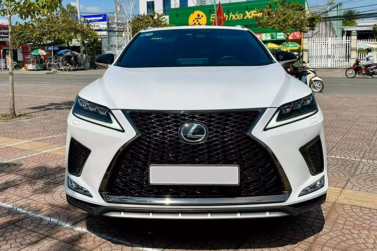 Như vậy, chiếc xe Lexus RX 300 F Sport sản xuất năm 2021 đã mất giá một khoản đáng kể sau 3 năm sử dụng. Dù vậy, đây vẫn là một sự lựa chọn hợp lý cho những ai mong muốn sở hữu một mẫu SUV hạng sang với mức giá tiết kiệm hơn so với việc mua xe mới.