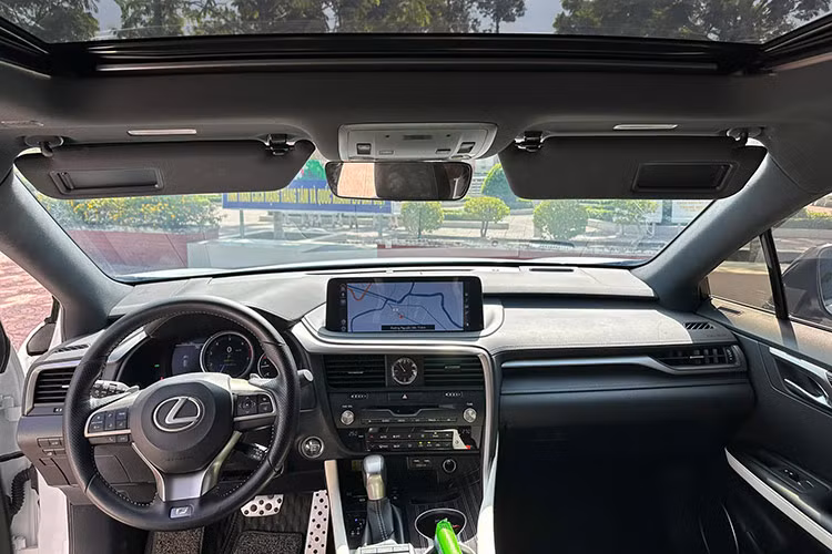 Bên trong khoang lái, Lexus RX 300 F Sport 2021 sở hữu vô-lăng 3 chấu bọc da cao cấp, màn hình thông tin giải trí 12,3 inch hỗ trợ kết nối Apple CarPlay/Android Auto, cụm đồng hồ kỹ thuật số với hai vòng tròn truyền thống và màn hình 7 inch bên trái.