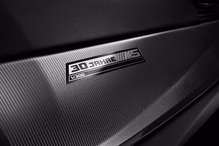 Về hiệu suất, không có thay đổi. Phiên bản BMW M5 đặc biệt mới “Edition 35 Jahre” vẫn sử dụng động cơ xăng V8 tăng áp kép dung tích 4.4 lít tương tự các mẫu M5 (F90) thông thường cho công suất 617 mã lực và mô-men xoắn cực đại 750Nm tương tự phiên bản M5 Competition.