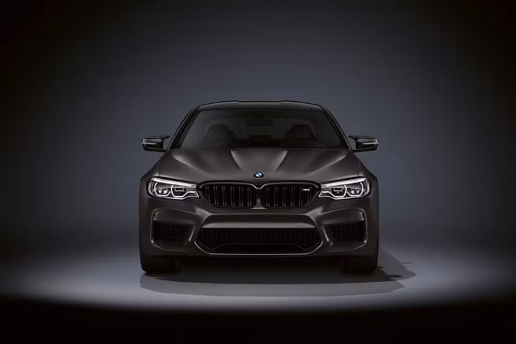 Phiên bản đặc biệt BMW M5 này nhằm kỷ niệm 35 năm của dòng xe này vốn được phát triển dựa trên M5 phiên bản đặc biệt Competition. Điểm độc đáo của M5 “Edition 35 Jahre” là ngoại thất mang màu sơn xám kim loại có tên gọi - Frozen Dark Grey mang sắc tố đặc biệt tạo hiệu ứng như bề mặt lụa mờ đầy sự sắc sảo.
