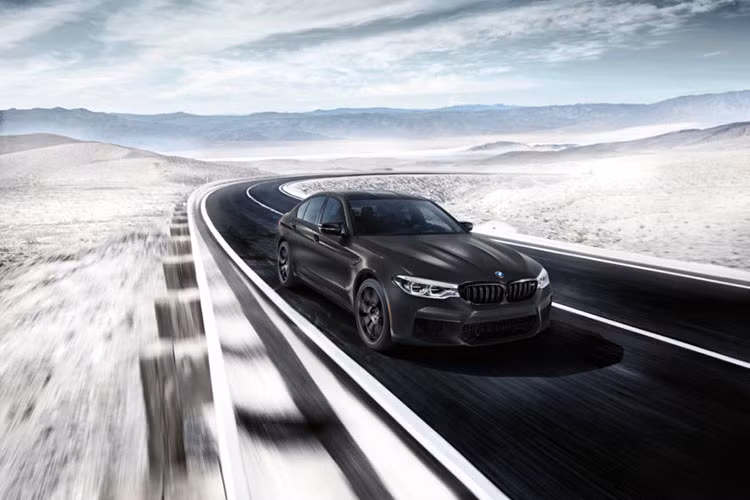 Trên thị trường, BMW M5 là đối thủ trực tiếp của Mercedes-AMG E 63, Porsche Panamera Turbo hay Cadillac CTS-V. Mức giá xe BMW M5 đặc biệt “Edition 35 Jahre” hiện sẽ được công bố trong thời gian sắp tới.