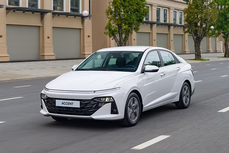 Vị trí tiếp theo ghi nhận sự vươn lên mạnh mẽ của Hyundai Accent với 1.861 xe mở bán thành công, dù giảm 9,3% theo tháng song vẫn tăng hạng từ thứ 6 lên hàng á quân. Accent là một trong những mẫu xe gầm thấp duy trì phong độ ổn định nhất giữa bối cảnh thị trường đầy biến động trong năm 2024.