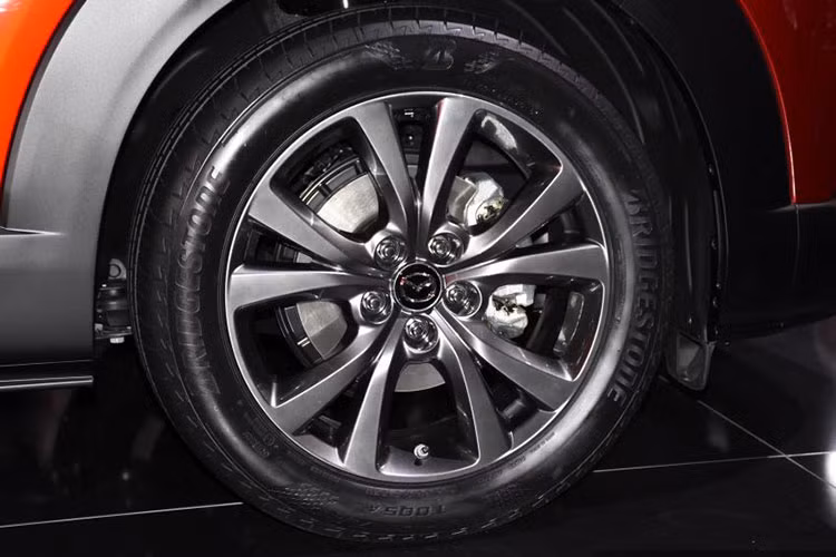 Bên sườn, Mazda CX-30 trông khác biệt so với CX-5, đặc biệt là hình chữ "S" trên cửa. Hình chữ S này được tạo ra nhờ sự kết hợp giữa khoảng trống, những đường cong cũng như ánh sáng và bóng tối. Xe còn được trang bị nóc dốc về phía sau như xe coupe, cột C ngả trước và các bộ vành có đường kính từ 16 - 18 inch.