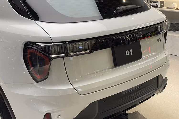 Đèn hậu của xe thiết kế thời trang và được nối với nhau bởi dải nhựa đen. Cản sau to bản, sơn đen, hoàn chỉnh vẻ trẻ trung, thể thao trên dòng SUV.