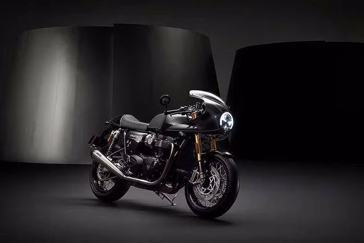 Từng được hé lộ bí mật tại hội nghị đại lý Triumph được tổ chức năm ngoái, tuy nhiên phải tới nay mẫu xe Triumph Thruxton TFC mới chính thức được công bố. Mẫu xe này cũng đóng vai trò là "đỉnh cao" của dòng sản phẩm hoài cổ Modern Classics hiện tại của hãng môtô Anh quốc.
