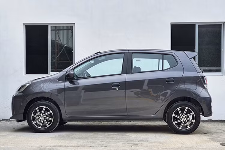 Mặc dù thông số kỹ thuật và trang bị chi tiết vẫn chưa được giữ bí mật, người bán vẫn bật mí một vài điểm mới trên Toyota Wigo thế hệ mới giúp tăng sức cạnh tranh trước những mẫu xe cùng phân khúc hạng A tại thị trường Việt Nam như Hyundai Grand i10 hay Kia Morning...