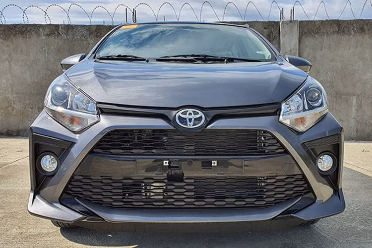 Trang bị mới được nâng cấp trên Toyota Wigo 2020 bao gồm các tính năng như gương chiếu hậu gập điện, hệ thống đề nổ bằng nút bấm, điều hoà tự động và camera lùi. Đây đều là những trang bị tiện nghi đã có mặt trên các xe như Hyundai Grand i10 và Kia Morning trong suốt nhiều năm nay. 
