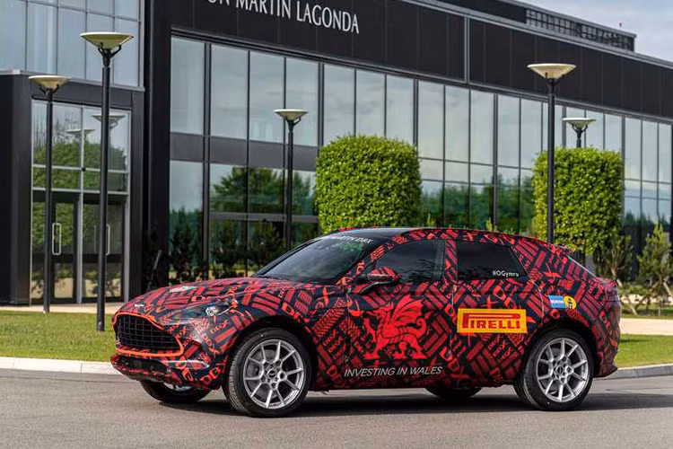 Với bố cục không còn kì lạ như bản concept năm 2015, mẫu xe SUV Aston Martin DBX bản thương mại hoàn toàn mới này chắc chắn sẽ là một sự lựa chọn hấp dẫn trong phân khúc SUV hàng đầu thế giới.