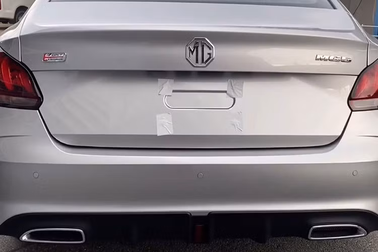 Đuôi xe MG5 2022 STD giá rẻ tương tự bản cao cấp đang mở bán tại Việt Nam với cặp đèn hậu LED tạo hình móng vuốt bắt mắt cùng ống xả kép viền crom khỏe khoắn. 