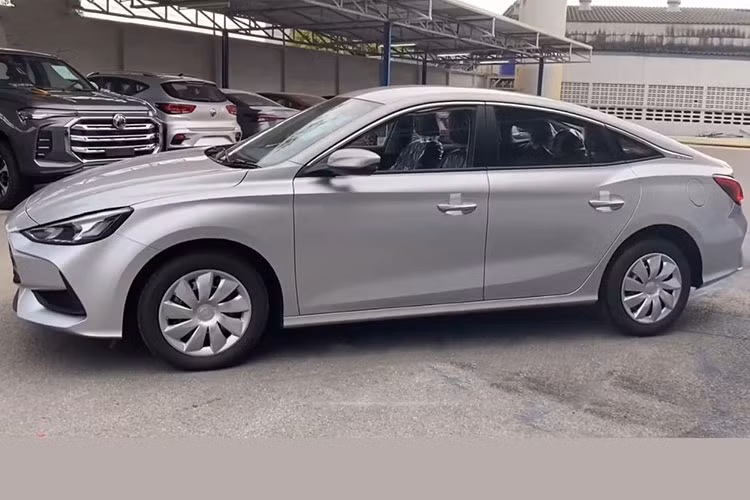 Theo một số nguồn tin, nhiều khả năng MG5 bản tiêu chuẩn sẽ có màn "chào sân" ngay trong tháng 7/2022 tới đây. Về ngoại hình, MG5 STD 2022 mới sở hữu vẻ ngoài đậm chất thể thao, trẻ trung, năng động với lưới tản nhiệt dạng 3D, sơn đen bóng nhưng không có tấm ốp màu ghi xám bao quanh giống trên bản cao cấp.