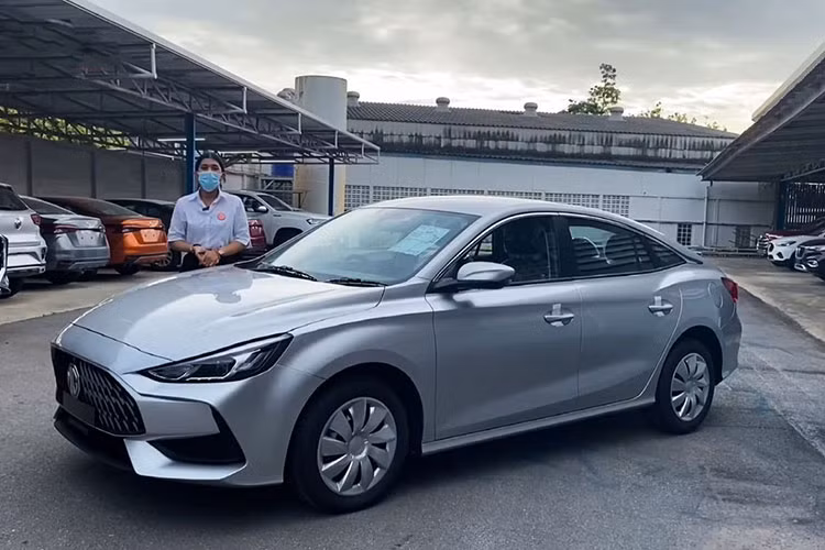 Nằm trong phân khúc sedan hạng C, MG5 sẽ phải đối đầu với loạt đối thủ sừng sỏ đến từ Nhật, Hàn như: Toyota Altis, Honda Civic, KIA K3... mực dù có giá bán cạnh tranh nhưng theo dự đoán, mẫu xe thương hiệu Trung Quốc này sẽ khó đạt doanh số cao tại Việt Nam. 
