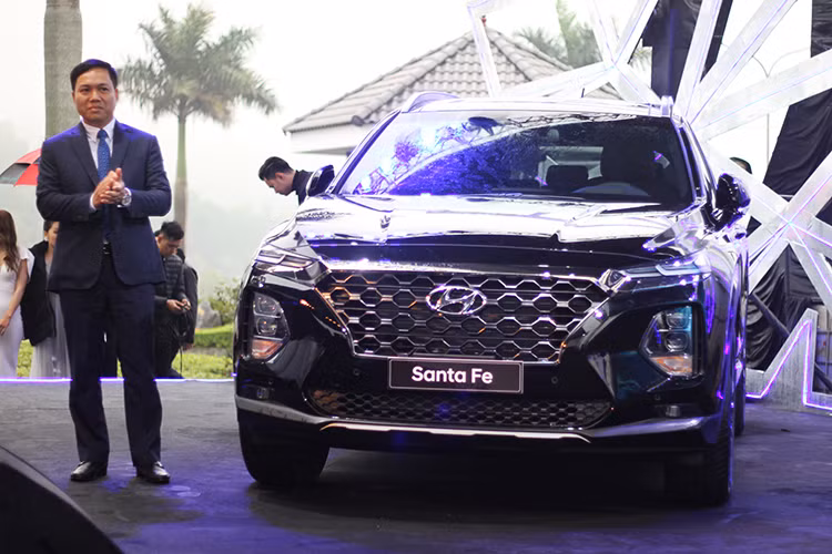 Hyundai Thành Công (HTC) vừa chính thức cho ra mắt mẫu SUV SantaFe thế hệ mới được lắp ráp tại nhà máy ở Ninh Bình, dành cho thị trường Việt Nam. Ở thế hệ thứ 4, chiếc xe Hyundai SantaFe 2019 mới mang thiết kế mạnh mẽ, kích thước lớn hơn so với mẫu tiền nhiệm.