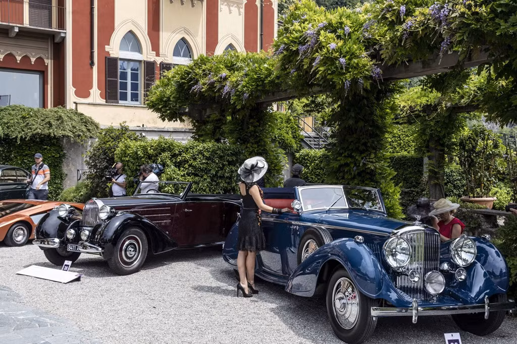 Khách tham quan đang chiêm ngưỡng chiếc Bentley 4 1/2 Liter cabriolet đời 1937 (phải).