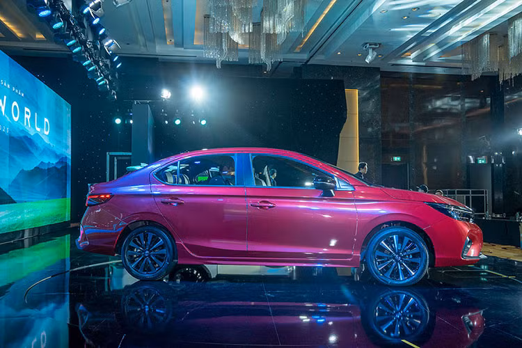 Tương tự phiên bản cũ đang bán ra thời gian qua, Honda City 2023 cũng có 3 bản trang bị là G, L và RS. Đúng như thông tin từ trước đó, Honda City 2023 tại Việt Nam sở hữu phong cách thiết kế ngoại thất tương tự xe đã trình làng tại Ấn Độ vào hồi tháng 3 năm nay.