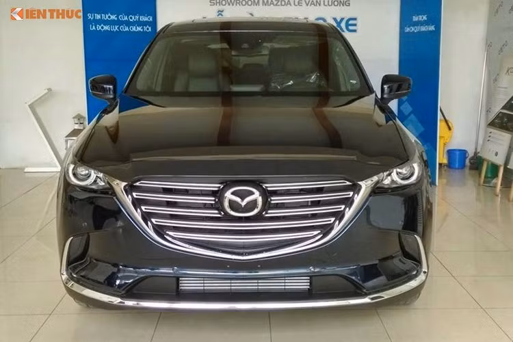 Hiện chưa có thông tin chính thức về giá bán của mẫu xe Mazda CX-9 2017 tại thị trường Việt Nam, tuy nhiên, một số khách xem xe đã được đội ngũ sale gợi ý mức giá dao động từ 2,1 đến 2,3 tỷ đồng. Với thế hệ mới 2017 này, CX-9 được Mazda kỳ vọng sẽ không lặp lại "vết xe đổ" của phiên bản cũ vốn rất ế ẩm tại thị trường Việt Nam.