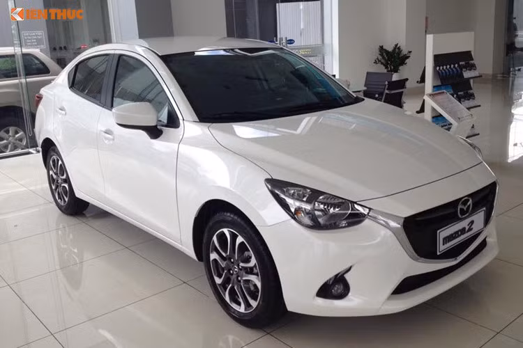 Tại một số đại lý của Mazda ở Hà Nội, mức giá bán xe Mazda2 cũng đã giảm từ 6 và 21 triệu đồng tương ứng với phiên bản hatchback và sedan.