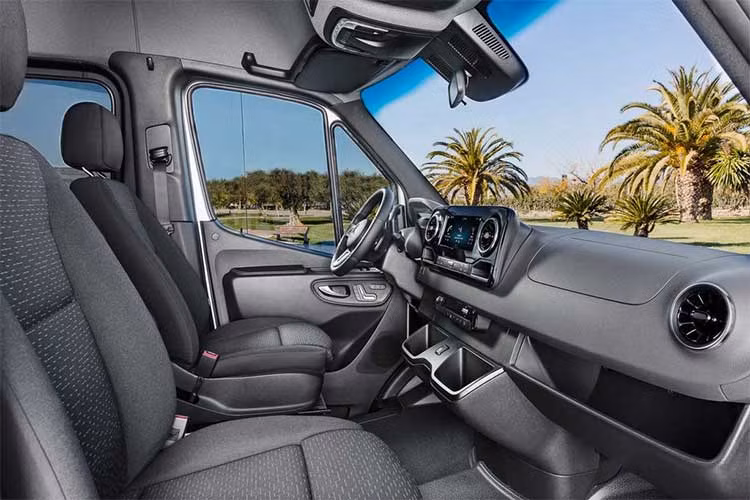 Với những trang bị công nghê trang bị trên phiên bản mới trên Sprinter, việc quản lý đội xe của các công ty sẽ trở nên thông minh và hiệu quả hơn.