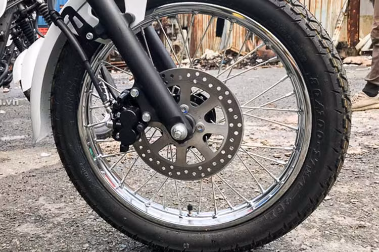 Kawasaki W175 được trang bị hệ thống phanh đĩa đơn với heo phanh 2 piston và đĩa đúc đặc có đường kính chỉ 220 mm. Do có giá rẻ nên W175 cũng không được trang bị hệ thống phanh ABS. Bánh trước của xe sử dụng lốp bản hẹp nhưng cao là 80/100/17, đi kèm vành nan 17 inch.