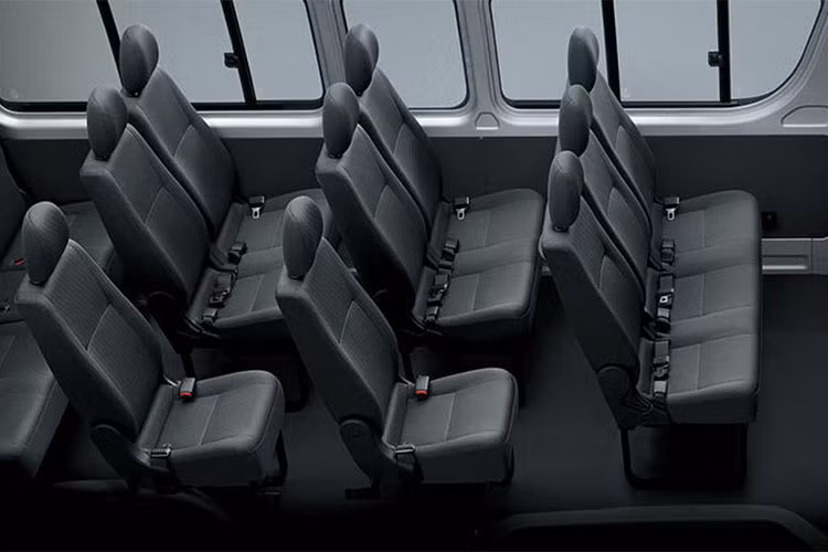 Với chiều dài cơ sở 3110mm cùng sức chưa 16 chỗ ngồi, chiếc xe khách cỡ nhỏ này hứa hẹn mang đến cho hành khách một khoang nội thất vô cùng thoải mái, thoáng đãng. Hệ thống an toàn của xe gồm hệ thống bó cứng phanh, túi khí, dây đai oan toàn, cột lái tự đổ và bàn đạp tự đổ...