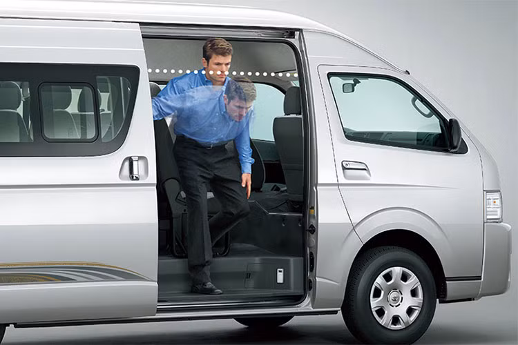 Đuôi xe thiết kế phẳng tương tự như bên hông, với đèn báo phanh trên cao và cụm đèn hậu dạng cột có đèn báo phanh led rõ ràng giúp xe sau dễ quan sát tín hiệu hơn, kính sau cũng tích hợp gạt mưa gắn trên để đảm bảo tầm nhìn thông suốt cho tài xế. Không chỉ có trục cơ sở lớn, xe còn sở hữu trần cao hơn các đối thủ để tăng không gian hành khách thoải mái hơn.