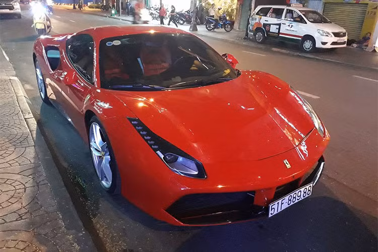 Tối ngày 12/5/2018 vừa qua, ca sỹ Tuấn Hưng bị bắt gặp cùng siêu xe Ferrari 488 GTB màu đỏ xuất hiện tại quận 1, TP HCM. Đây cũng là nơi anh biểu diễn cùng với nhiều ca sĩ khác. Đáng chú ý, đến xem buổi biểu diễn của nam ca sĩ "Tìm Lại Bầu Trời" còn có 1 thành viên của đoàn Car &amp; Passion 2018 đi trên chiếc Lamborghini Huracan LP610-4.