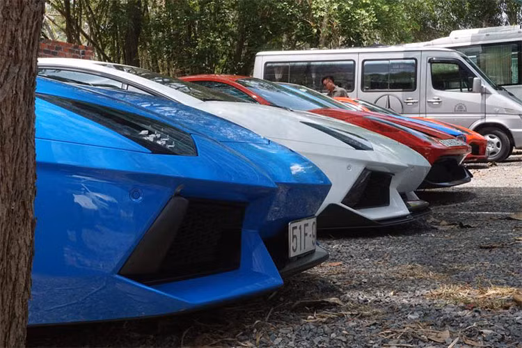 Sau khi xuất hiện tại Sài Gòn, sáng nay 13/05/2018 - ca sỹ Tuấn Hưng đã cùng chiếc Ferrari 488 GTB sẽ tham dự buổi "phượt" với nhiều mẫu siêu xe "hàng khủng" khác của các thành viên Car &amp; Passion 2018 tại Sài Gòn. Được biết điểm đến của đoàn sẽ là thành phố biển Vũng Tàu.