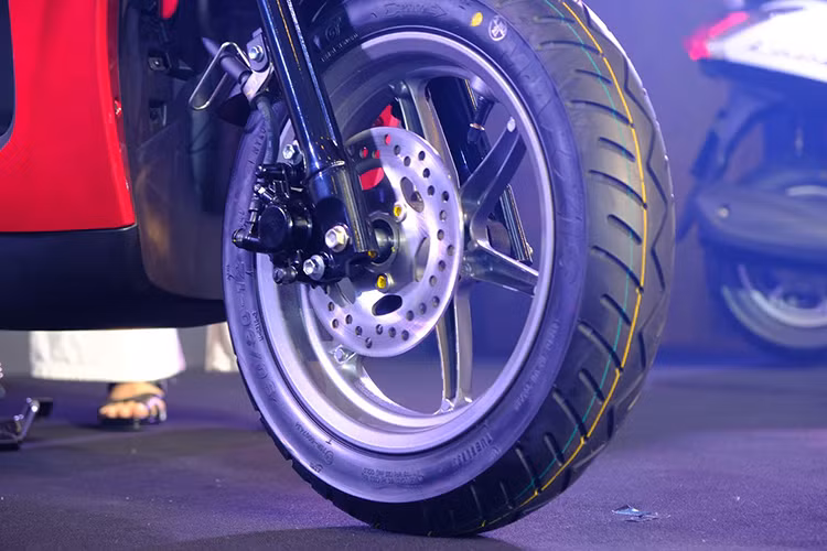 Yamaha Latte 125 mới được cho là thay thế dòng xe Yamaha Acruzo trước đây, đồng thời cũng nhắm đến phân khúc cùng đối thủ Honda Lead. Chính vì vậy nó không được trang bị hệ thống ABS như một số "đàn anh" đi trước mà chỉ là phanh dạng đĩa trước, sau dạng đùm.