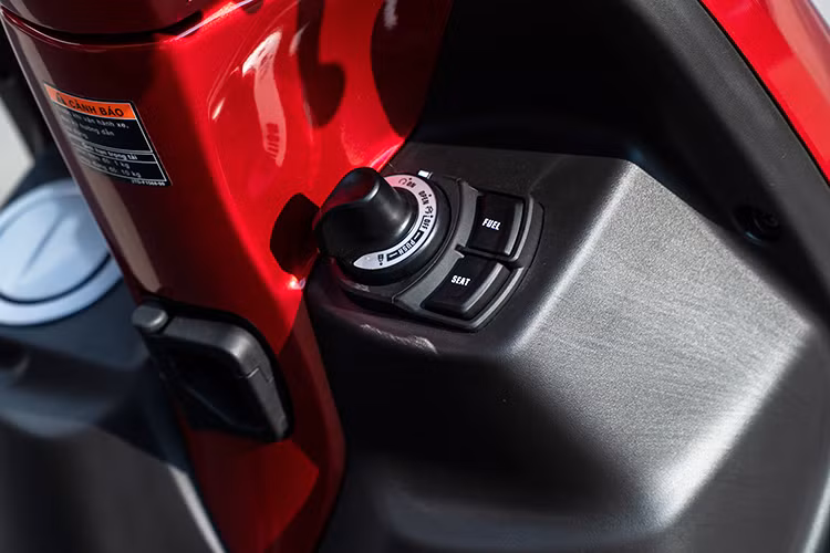 Bên cạnh đó, Latte còn được trang bị thêm hệ thống Stop &amp; Start System (hệ thống ngắt động cơ tạm thời), Smart Key (hệ thống khóa thông minh), tính năng One-Push Start (khởi động nhanh với 1 lần nhấn). Bình xăng xe với nắp đổ nhiên liệu nằm bên trái khóa điện khá tiện dụng.
