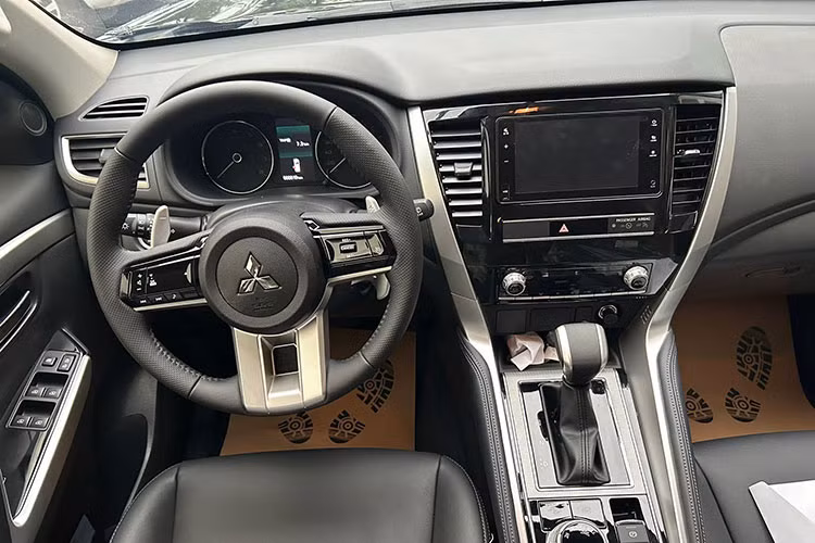 Khoang lái có vô-lăng giống hệt Xforce, Xpander. Màn hình phía sau vô-lăng có kích thước 4 inch, nhỏ hơn màn hình trang bị cho bản máy dầu. Màn hình trung tâm 8 inch cảm ứng là trang bị tùy chọn. Xe được trang bị ghế lái chỉnh điện 8 hướng, ghế phụ chỉnh cơ. Điều hòa tự động 2 vùng và hệ thống âm thanh 6 loa.