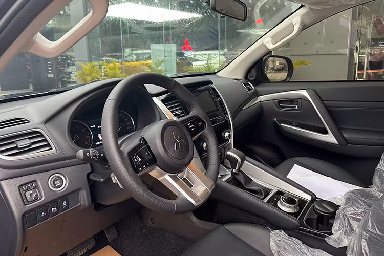 Bên dưới nắp ca-pô xe là khối động cơ xăng 3.0L V6, cho công suất cực đại 206 mã lực, mô-men xoắn cực đại 279 Nm. Khối động cơ này kết hợp với Hộp số tự động 8 cấp và hệ dẫn động 2 cầu. Bản máy xăng không trang bị camera 360 độ, ADAS, và chỉ có 2- 3 túi khí. Trong khi bản máy dầu lại vượt trội về mặt này. 