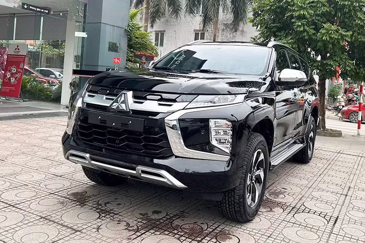 Toyota Fortuner sử dụng động cơ xăng I4 2.7L, cho công suất 164 mã lực, mô-men xoắn 245 Nm. Khối động cơ này kết hợp với hệ dẫn động cầu sau hoặc dẫn động 2 cầu.